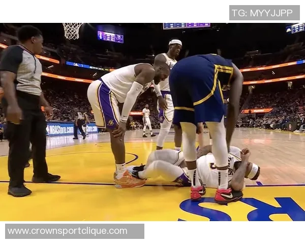 湖人新更衣室揭秘詹姆斯柜内浓眉球衣悬挂引发球迷热议